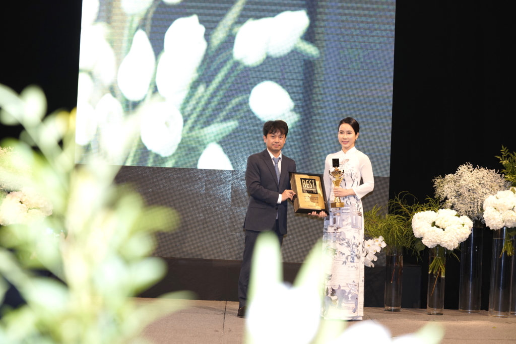 Bà Lê Thị Hoàng Yến đại diện tập đoàn Mường Thanh chụp hình cùng các đại diện quốc tế tại giải thưởng Best Hotels - Resorts Awards 2019.