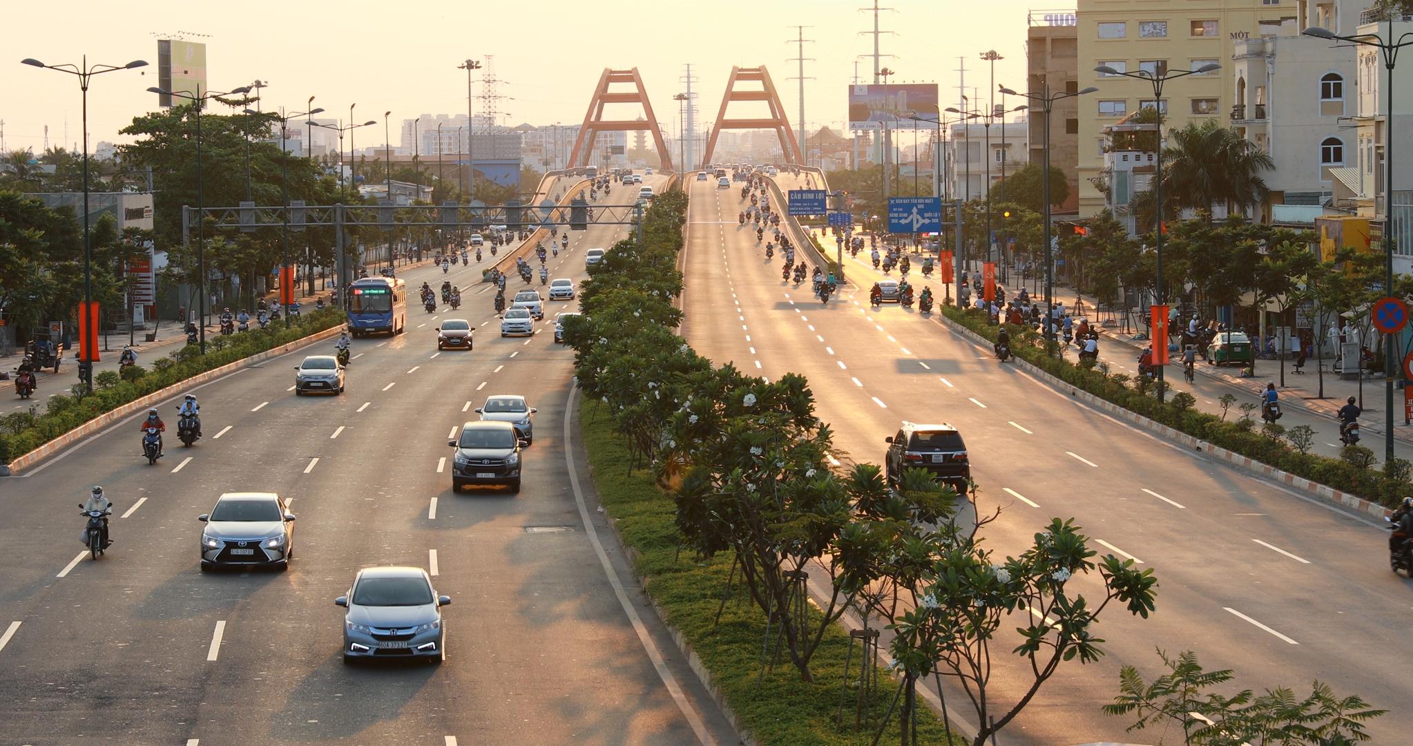 Đường Phạm Văn Đồng - cung đường nội đô đẹp nhất thành phố